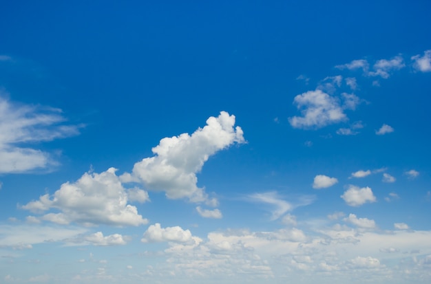 Fundo do céu azul com nuvens.