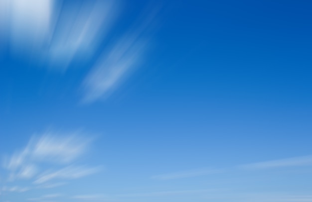 Fundo do céu azul com nuvens.