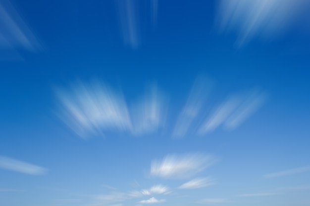 Fundo do céu azul com nuvens.