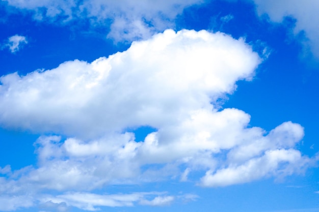 Fundo do céu azul com nuvens