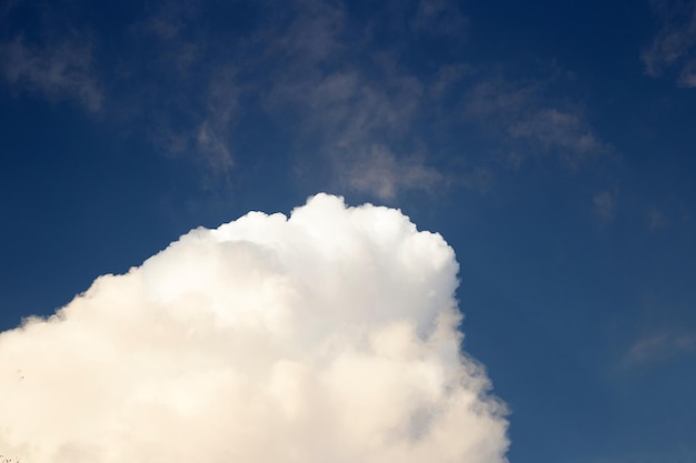 Fundo do céu azul com nuvens