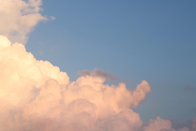 Fundo do céu azul com nuvens