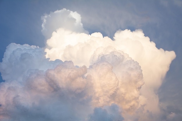 Fundo do céu azul com nuvens