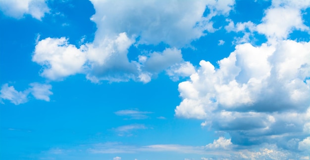 Fundo do céu azul com nuvens