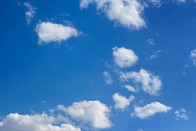 Fundo do céu azul com nuvens