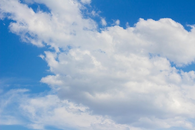 Fundo do céu azul com nuvens