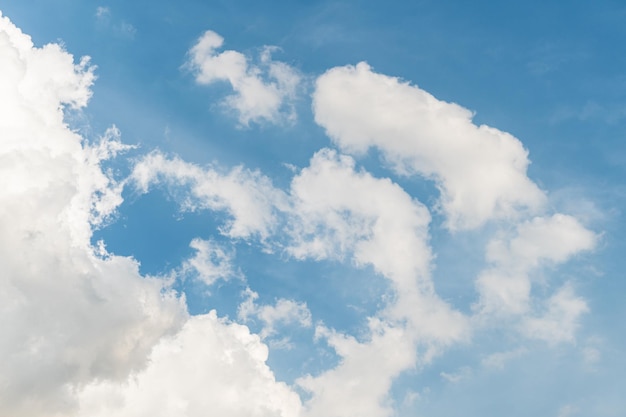 Fundo do céu azul com nuvens