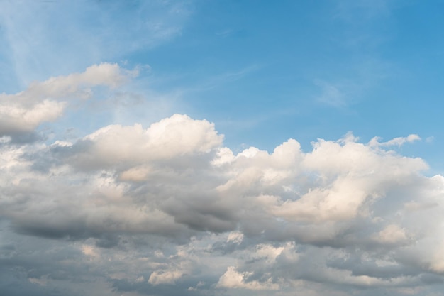 Fundo do céu azul com nuvens