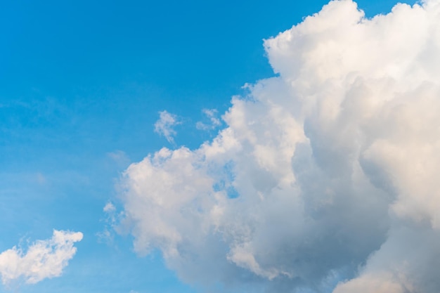 Fundo do céu azul com nuvens