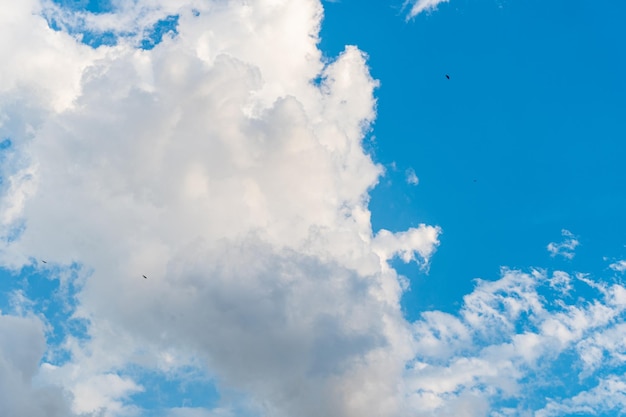 Fundo do céu azul com nuvens