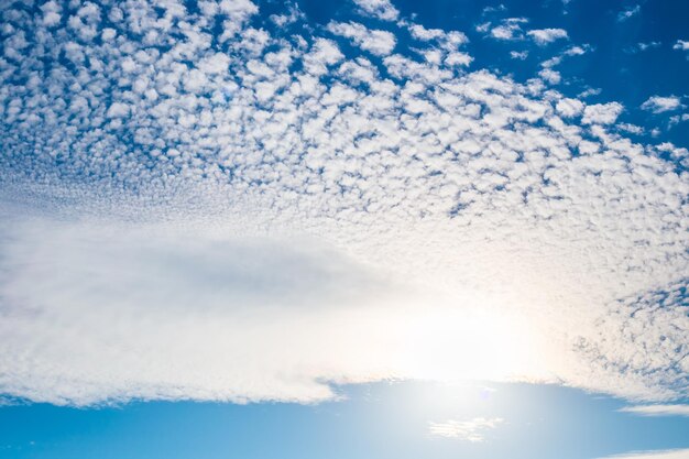 Fundo do céu azul com pedaços de nuvens brancas em um dia ensolarado de verão