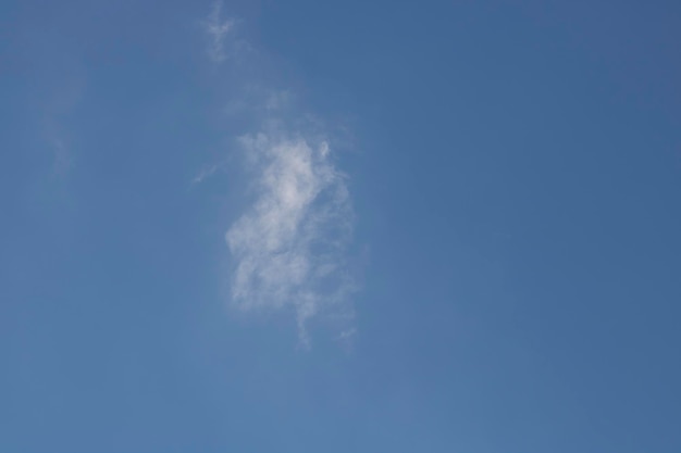 Fundo do céu azul com pequenas nuvens Céu colorido cinemático com nuvens