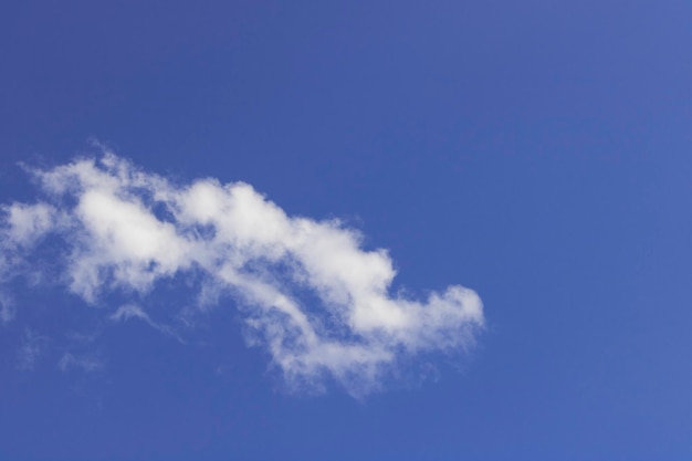 Fundo do céu azul com pequenas nuvens Céu colorido cinemático com nuvens