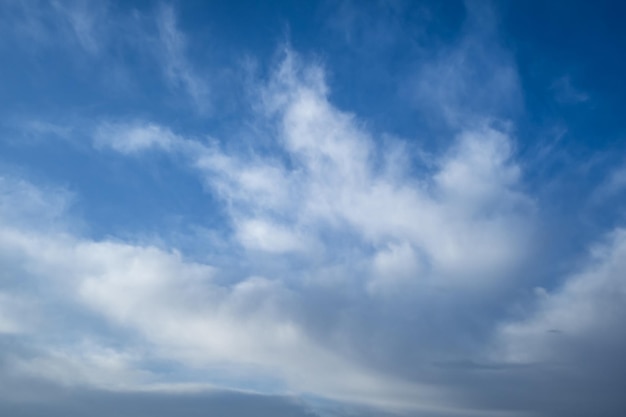 Fundo do céu azul com pequenas nuvens listradas stratus cirrus Dia de limpeza e bom tempo ventoso