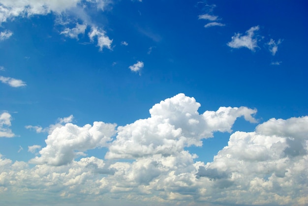 Fundo do céu azul com pequenas nuvens