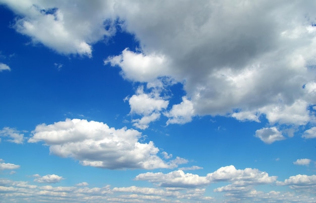 Fundo do céu azul com pequenas nuvens