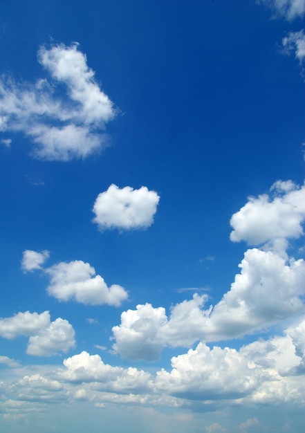 Fundo do céu azul com pequenas nuvens