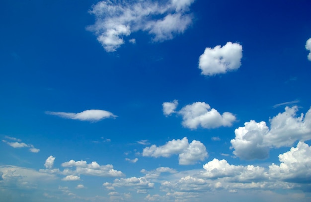 Fundo do céu azul com pequenas nuvens