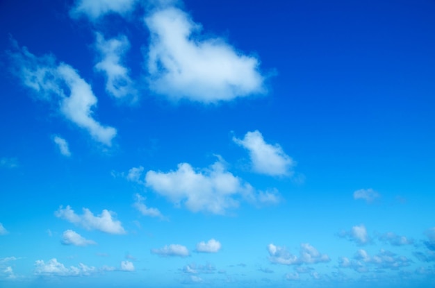 Fundo do céu azul com pequenas nuvens