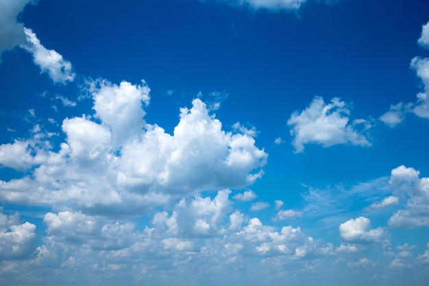 Fundo do céu azul com pequenas nuvens