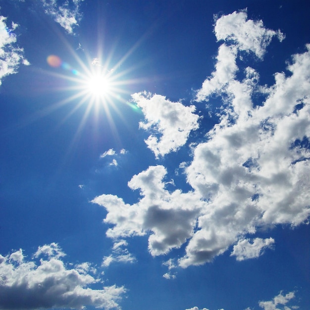 Fundo do céu azul com pequenas nuvens