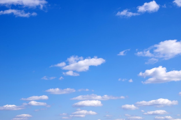 Fundo do céu azul com pequenas nuvens