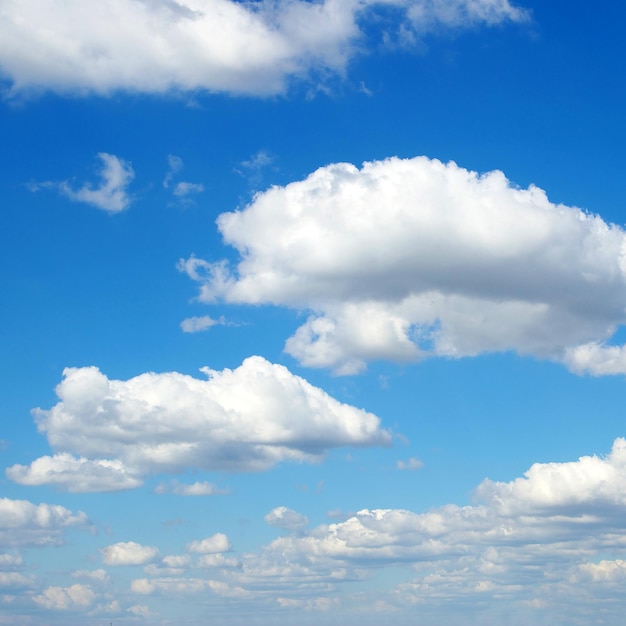 fundo do céu azul com pequenas nuvens