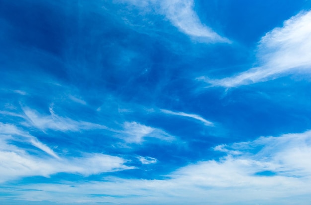Foto fundo do céu azul com pequenas nuvens