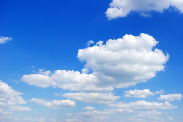 Fundo do céu azul com pequenas nuvens