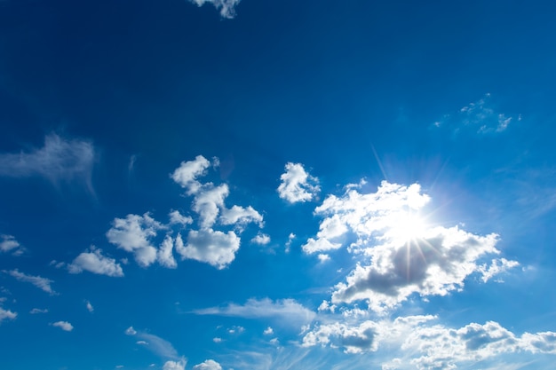 Fundo do céu azul com pequenas nuvens