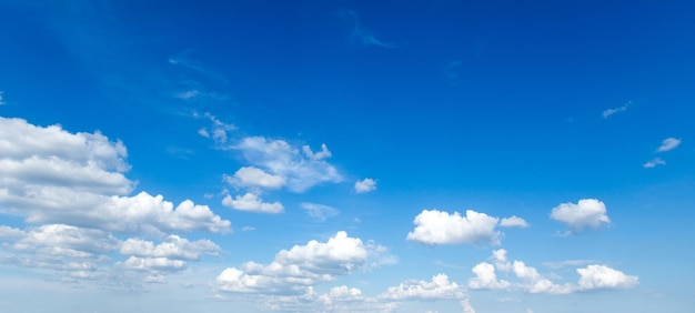 fundo do céu azul com pequenas nuvens