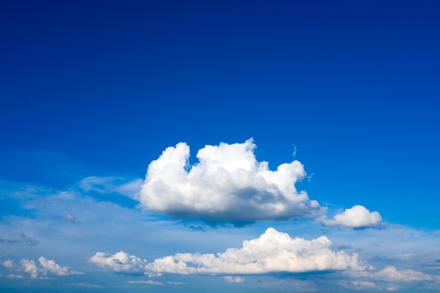 fundo do céu azul com pequenas nuvens