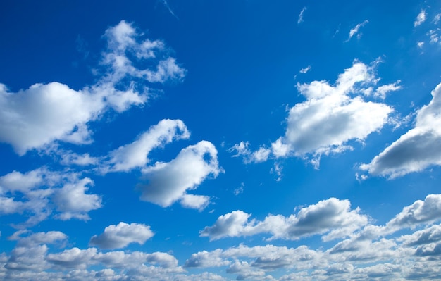 fundo do céu azul com pequenas nuvens