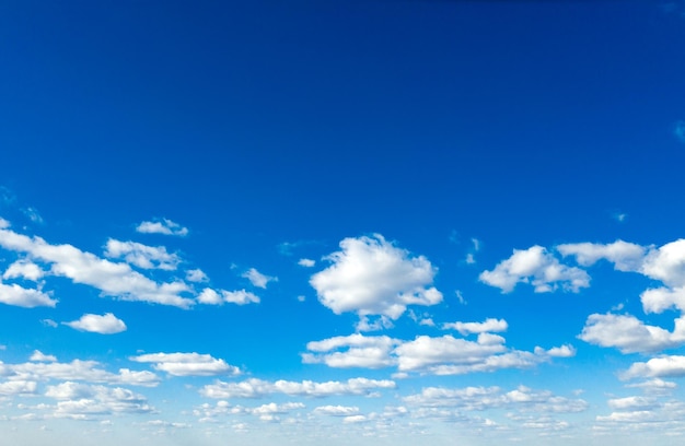 Foto fundo do céu azul com pequenas nuvens