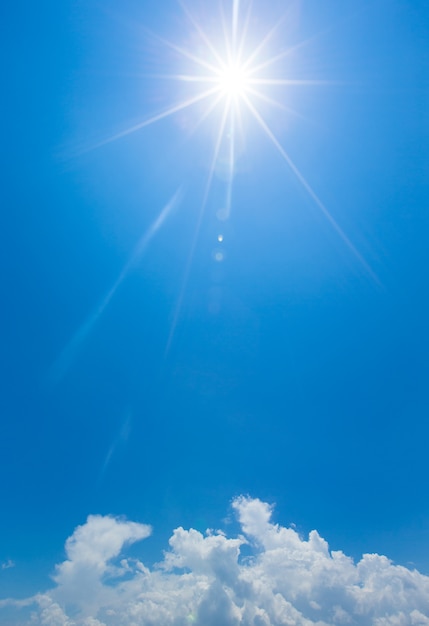 Fundo do céu azul com pequenas nuvens