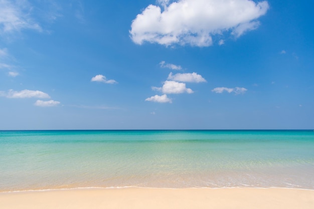 Fundo do céu azul da areia do mar da praia