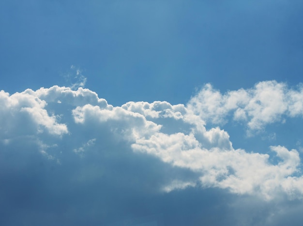 Fundo do céu com nuvens à noite