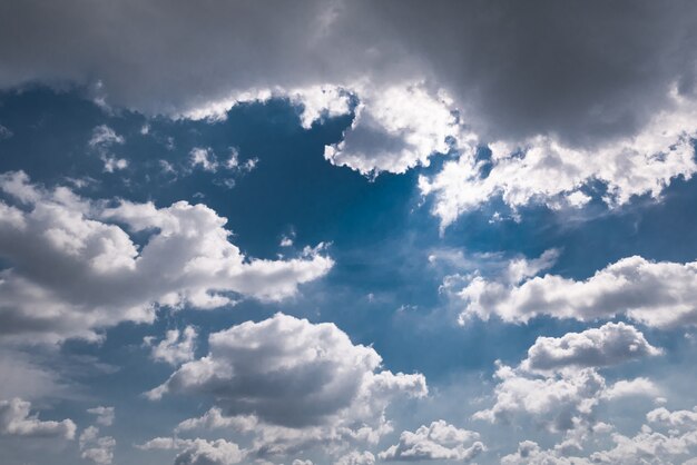 Fundo do céu com nuvens brancas