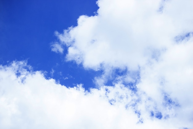 Foto fundo do céu com nuvens, céu azul em climas frios, foco vibracional, natureza