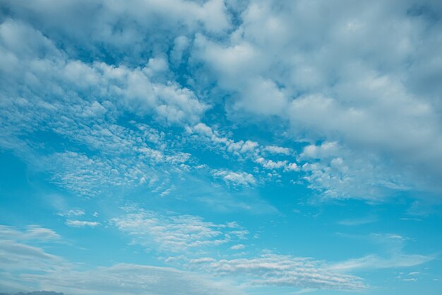 Fundo do céu com nuvens fofas brancas e azul.