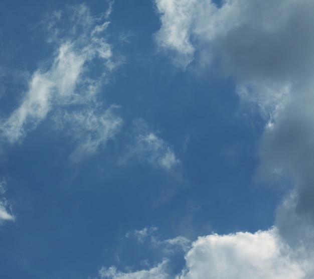 Fundo do céu com nuvens, noite