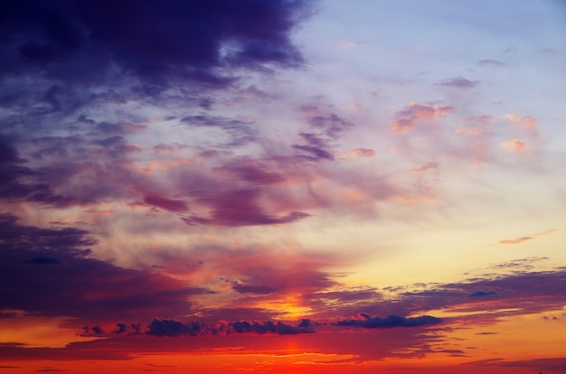 Fundo do céu com pequenas nuvens