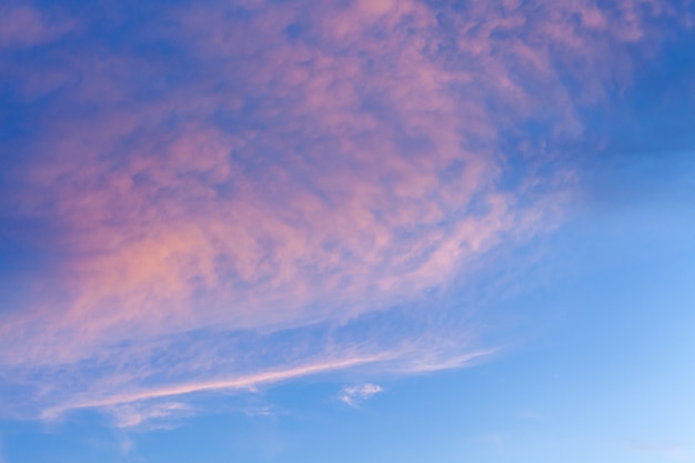 Foto fundo do céu do pôr do sol com nuvens coloridas dramáticas rosa roxas e azuis, vasta paisagem do céu