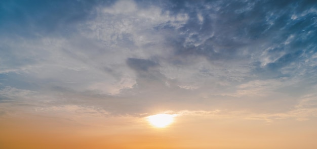 Fundo do céu do pôr do solpaisagem céu azul com conceito de natureza de nuvens para fundo de banner de capa