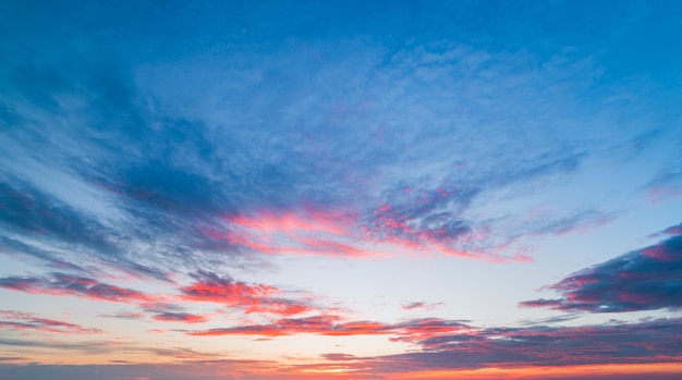 Fundo do céu do pôr do solpaisagem céu azul com conceito de natureza de nuvens para fundo de banner de capa