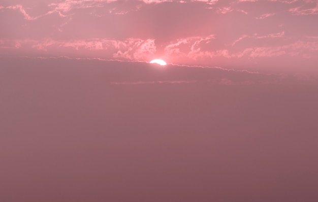 Fundo do céu dramático no pôr do sol. Composição da natureza. África, namibia