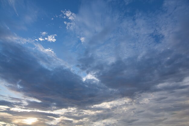 Fundo do céu e nuvens à noite