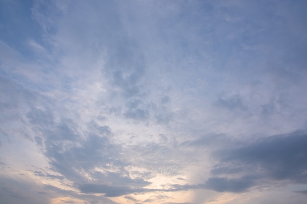 Fundo do céu e nuvens durante o dia