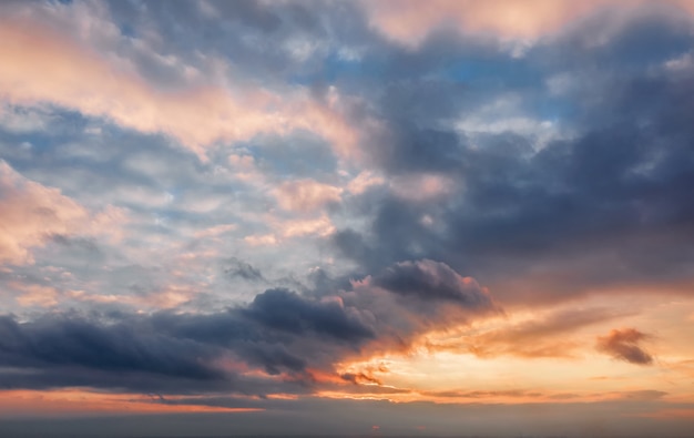 Fundo do céu lindo pôr do sol com nuvens.