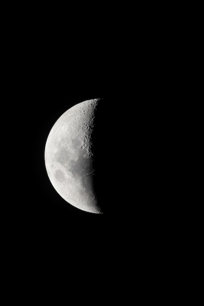 Foto fundo do céu noturno com metade da lua no céu negro astro foto na noite de inverno com foco seletivo suave
